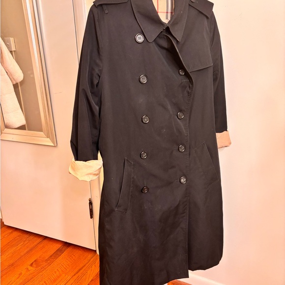 Burberry Black Trench Coat with Beige Lining - Picture 6 of 10